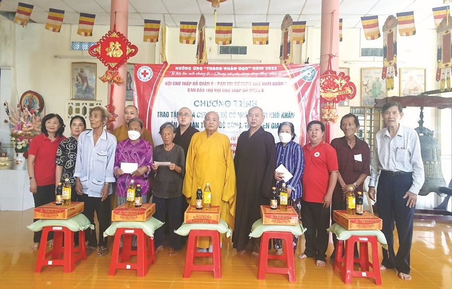 慈善团向平东乡民送礼。