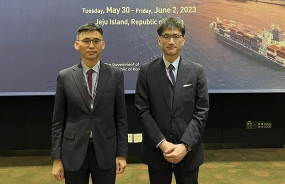 5月29日，在济洲，韩国外交部原子能不扩散外交企划官朴永孝（左）与日本外务省裁军、防扩散与科学部部长海部笃举行裁军不扩散协议会。（图：韩联社）