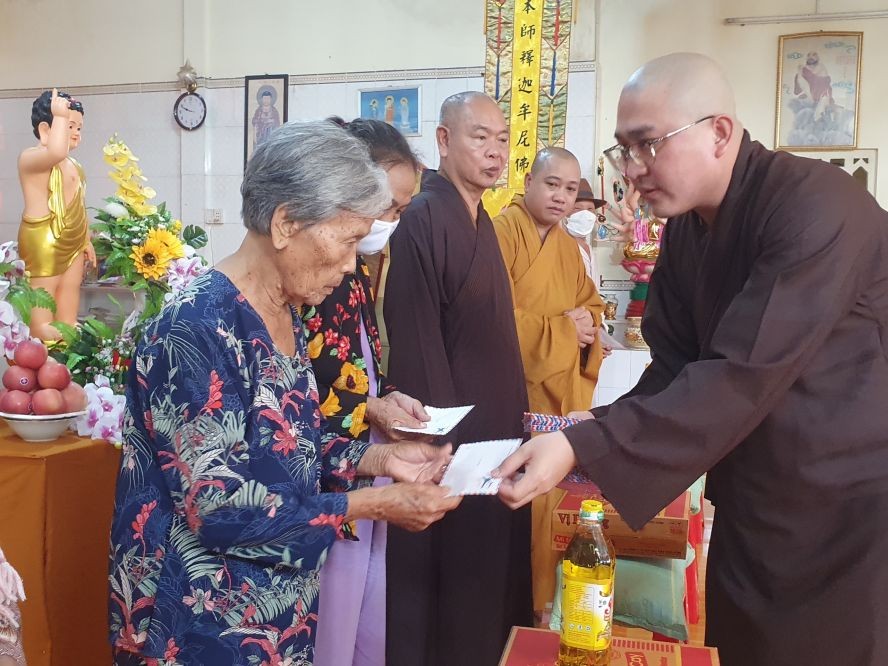 释通振法师向贫困老人家赠送礼物。