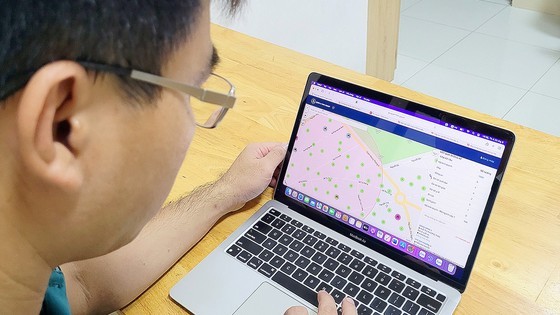 民眾在第一郡WEBGIS系統上搜查資訊。