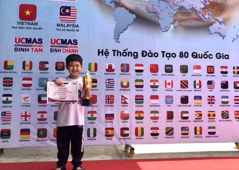 2000年，周宇亨首次获奖。