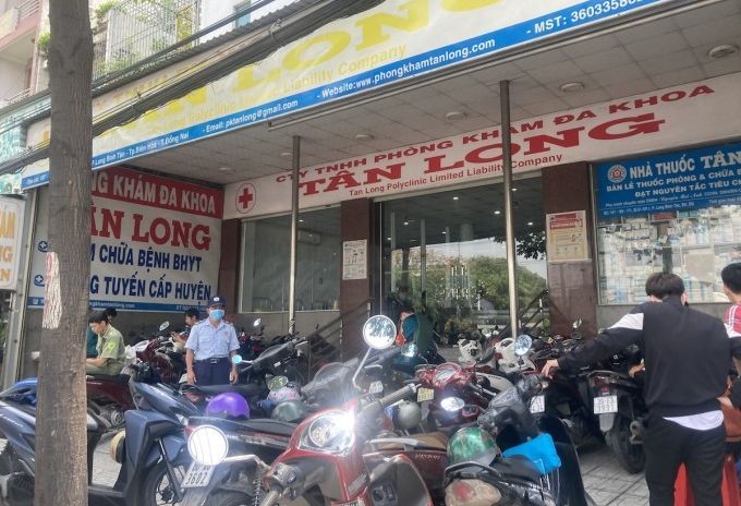 警方对“新隆”全科诊所进行搜查违规证据。（图：P.T）