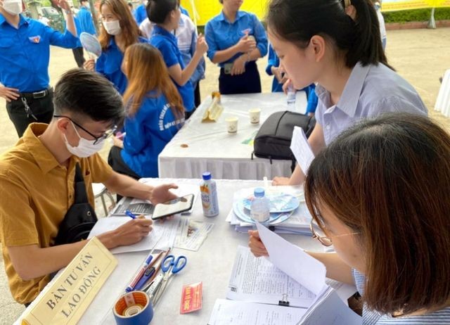 劳动者参加应征活动。