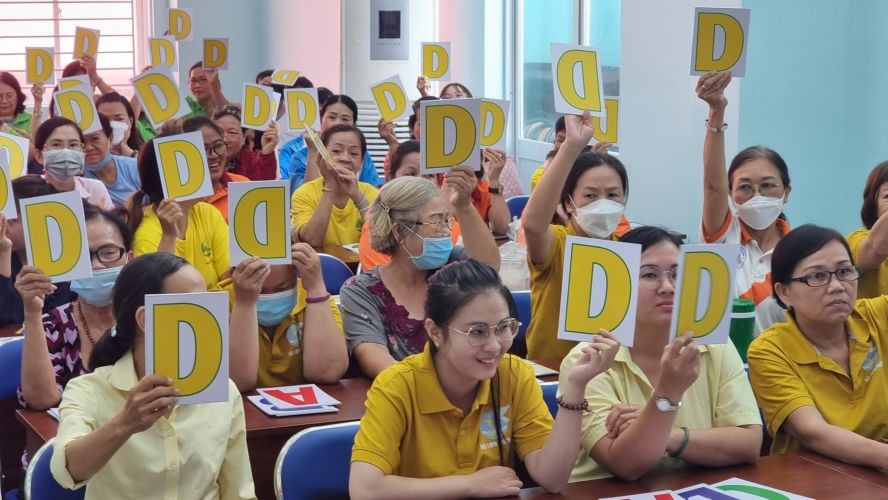 向妇女宣传社保和医保政策