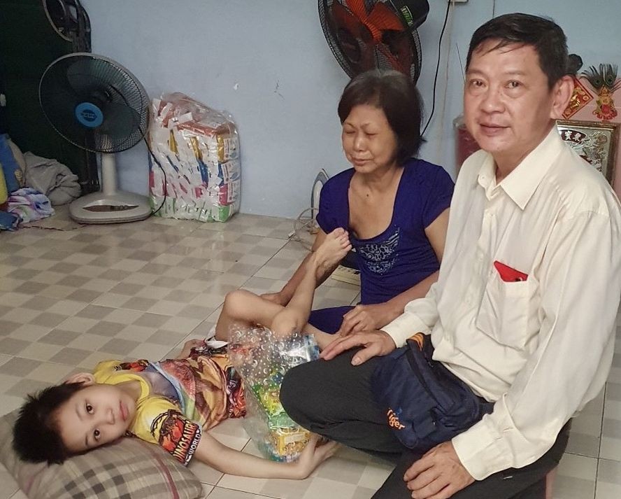 红十字会副主席范玉成探访残疾儿童。