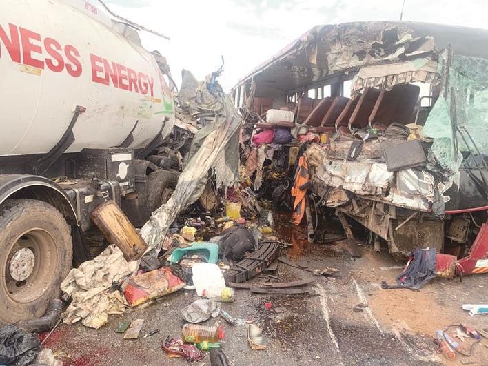 加纳一大客车与油罐车相撞