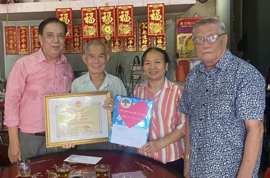 郡高龄人会主任朱杞文（左一）向华人林开友贺寿。