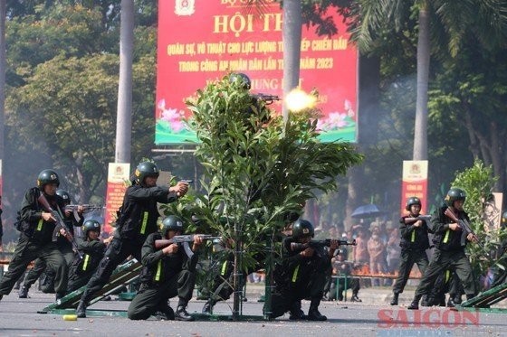 演示开枪镇压罪犯。