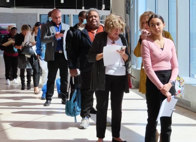 美国劳工部2日公布，5月非农就业人口增加33.9万人，远超出市场预期。（图：AP）