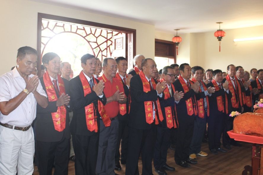 张氏宗祠理事会、顾问、宗亲参加祭祖仪式。