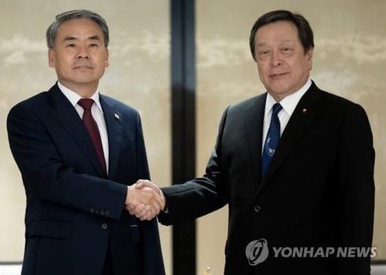 当地时间6月4日，在新加坡，韩国防长李钟燮（左）借出席第20届亚洲安全会议（香格里拉对话会）之机同日本防卫大臣浜田靖一举行会谈。图为两位防长在会谈前握手合影。（图：韩联社）