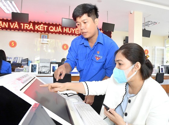 共青团团员、青年指引民众查阅在线公共服务。