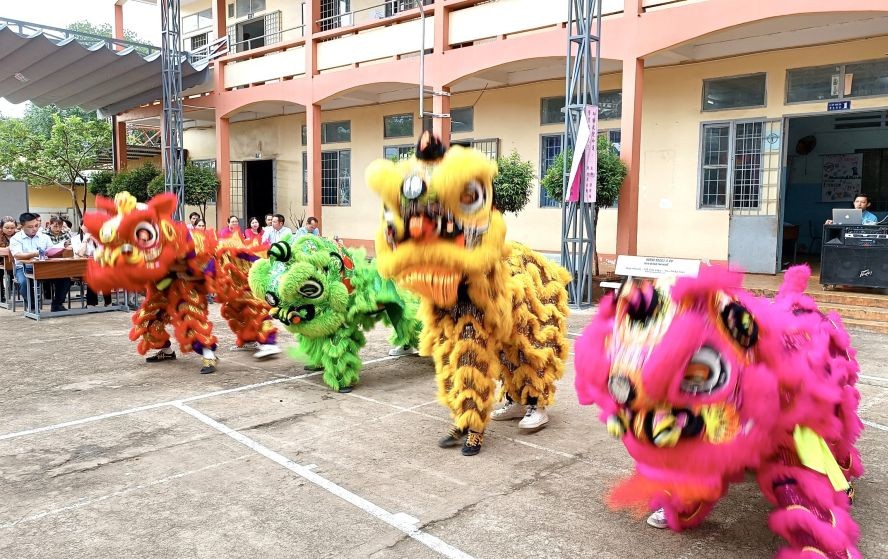 光正学校龙狮队表演助兴。