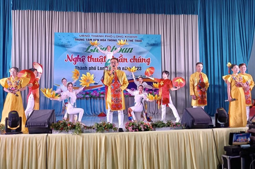 光正的文艺队派出两个节目代表春忠坊参加隆庆市群众文艺联欢节获得歌舞一等奖和小组合唱二等奖。