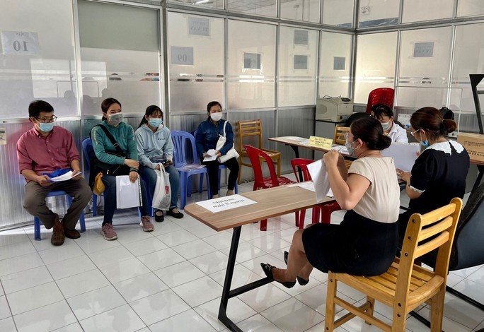 宝元有限公司离职工人听取、了解如何申请失业补助金的资讯。