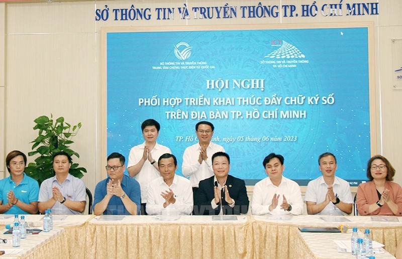 各单位签署合作协议，为本市数字化转型事业发展营造推动力。（图：市党部新闻网）