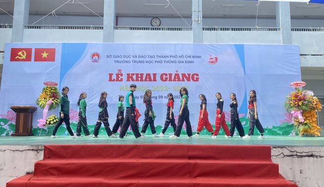 迎合年轻人的新潮开朗思想，学生舞队常备受欢迎。图为The Badass 舞队在学校开课日登台献艺。