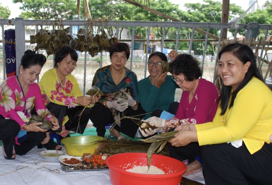 现场示范包粽活动吸引游客。