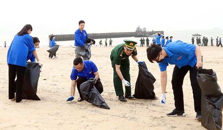 部队战士、共青团员和青年参与“2023年净化海洋战役”行动。