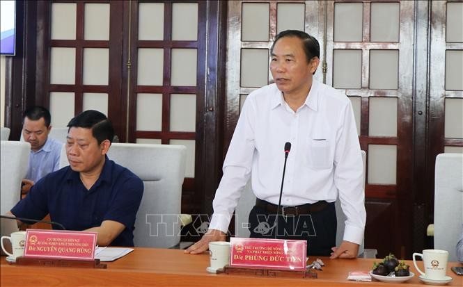 农业与农村发展部副部长冯德进在会上致词。（图：越通社）