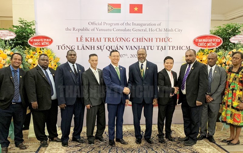 与会嘉宾出席瓦努阿图共和国驻本市总领事馆办公厅落成典礼仪式。（图：市党部新闻网）