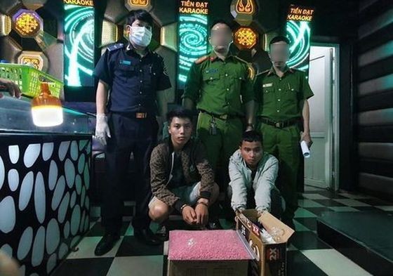 被当场抓获的两名毒贩及冰毒物证。（图：警方提供）