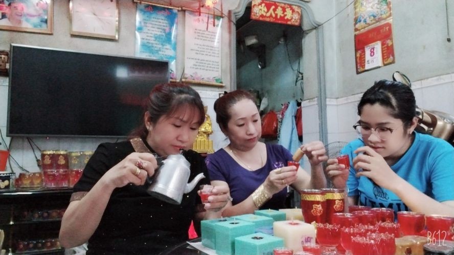 蜡烛生产合作组在制作蜡烛。