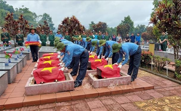 追悼与安葬 12 位烈士骸骨