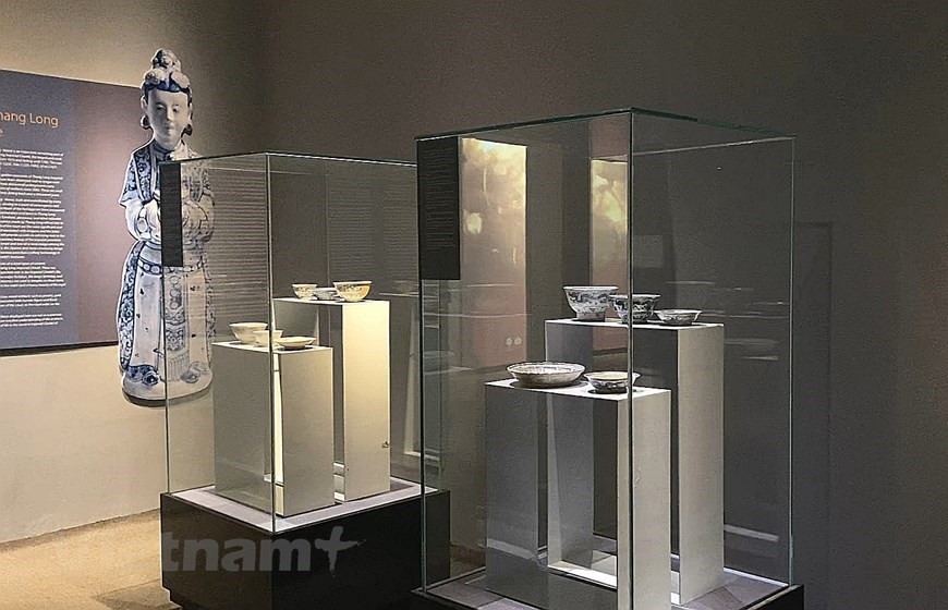 越南政府副总理陈红河于2023年1月30日签发将青花五爪龙纹盘、玲珑瓷7件套公认为国家级宝物的决定。宝物七件套包括两碗五盘等。（图：Vietnam+）