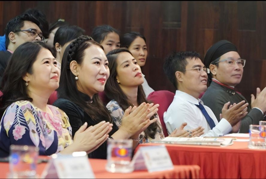 马来西亚驻本市总领事王嘉倩（音）、市越南东盟友好协会主席潘氏红春与嘉宾出席文化交流活动。