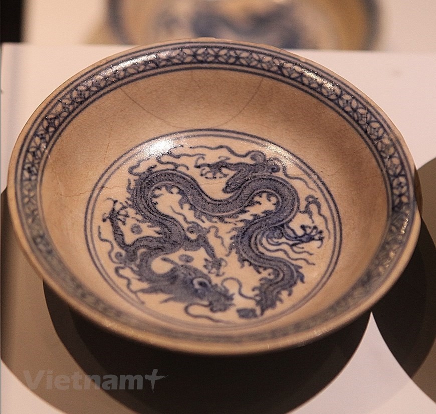 宝物上绘制一条巨龙蜷缩护子。龙是神圣的力量，是皇帝的象征。（图：Vietnam+）