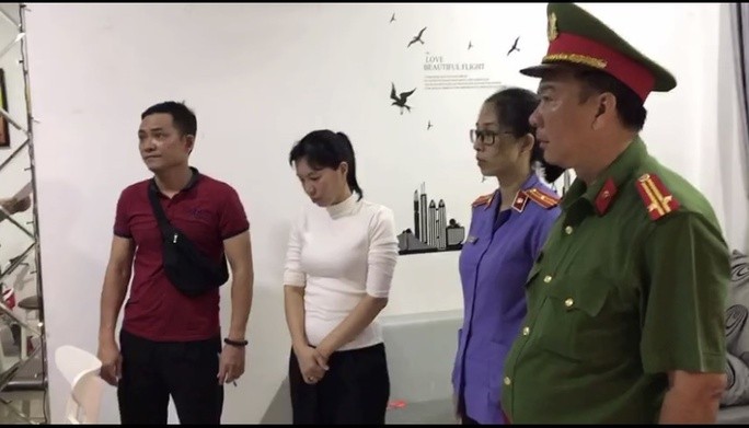 非法取得逾4万1000亿元的高利贷团伙的女嫌疑人（左二）被捕。