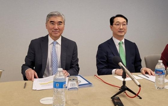 当地时间6月12日，在华盛顿，韩国外交部韩半岛和平交涉本部长金健（右）和美国国务院对朝政策特别代表星·金举行磋商，并在会后与韩国记者座谈介绍磋商结果。（图：韩联社）