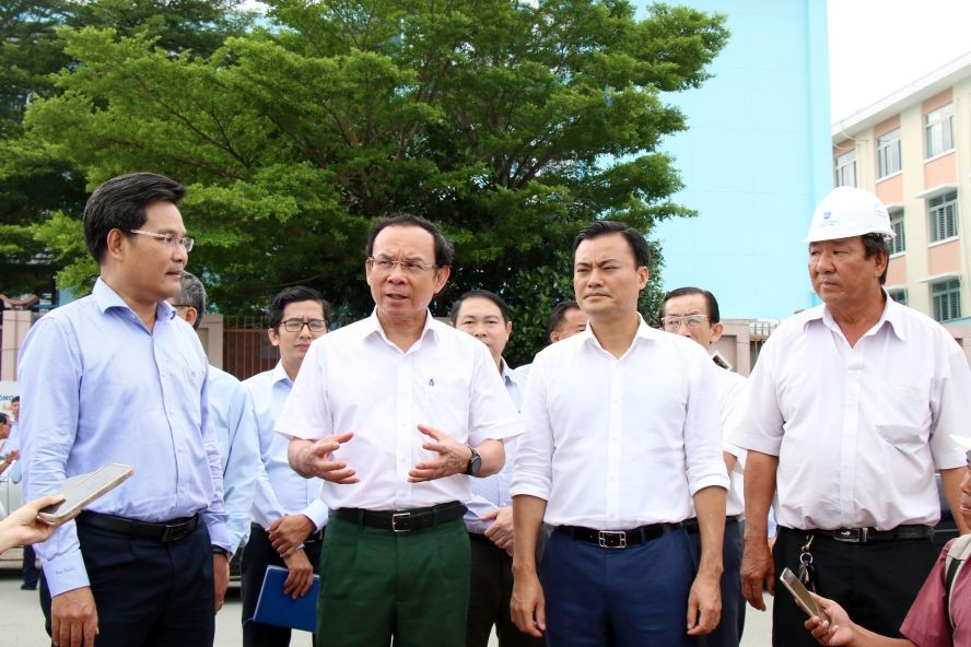 市委书记阮文年实地考察“参良-滨桔-水涨涌流域基础设施建设-环境整饬”项目。（图：进力）