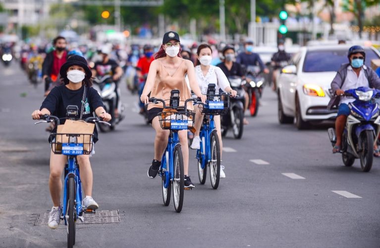 在第一郡中心骑自行车的年轻人