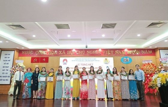 14名最优秀的教师荣获市教育与培训厅长颁授纪念章和奖状。（图：秋心）