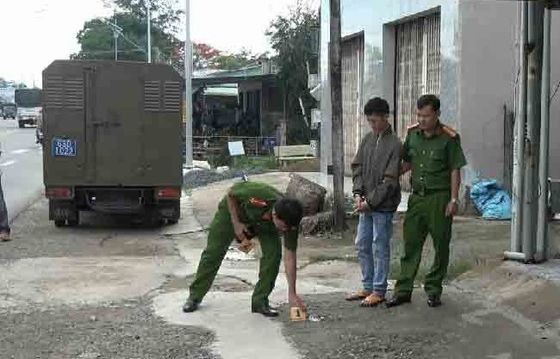 被抓获的匪徒吴清庄（中）。（图：玉福）