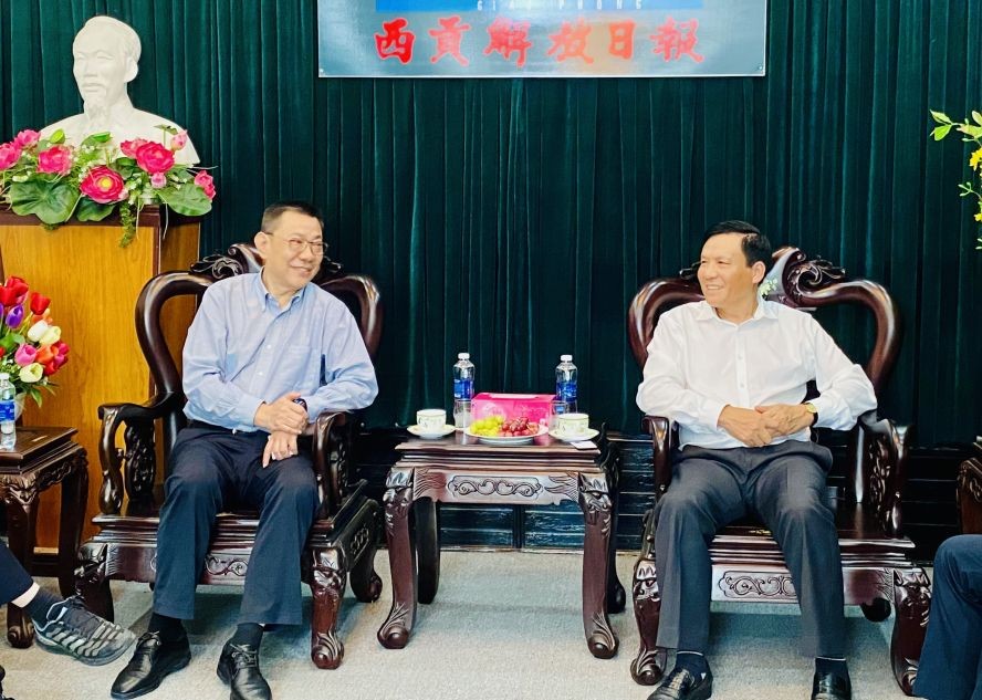 本报主编阮玉英（右）与汪金福社长畅谈。