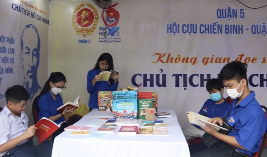 文化阅读空间吸引青少年的关注。