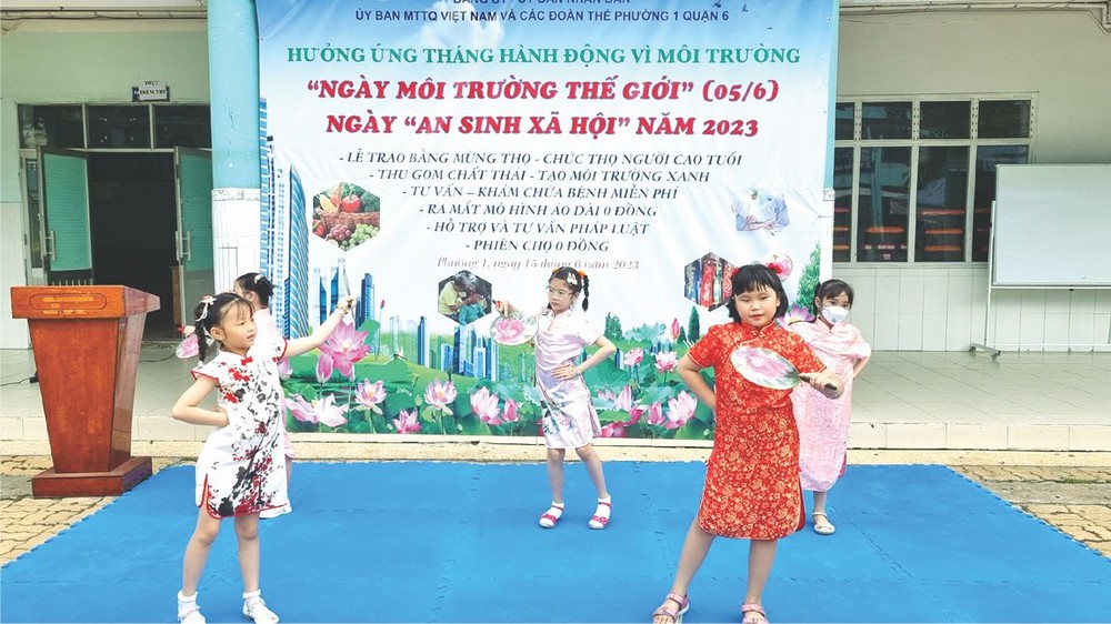 颍川双语学校小学生表演《有一个姑娘》舞蹈节目。