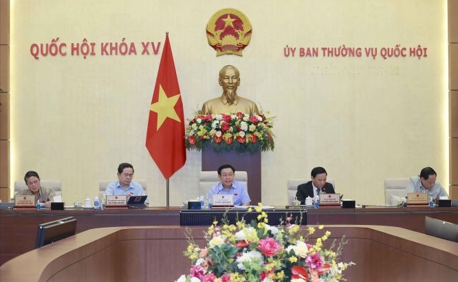 国会主席王廷惠（中）主持会议。（图：越通社）