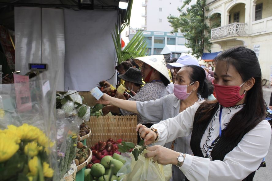 “岸上船下”水果周吸引众多游客光顾。 “岸上船下”水果周吸引众多游客光顾。