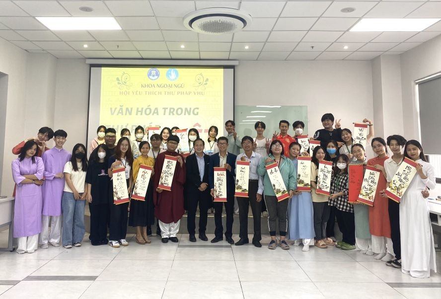 参加活动的嘉宾和外语系师生合照留念