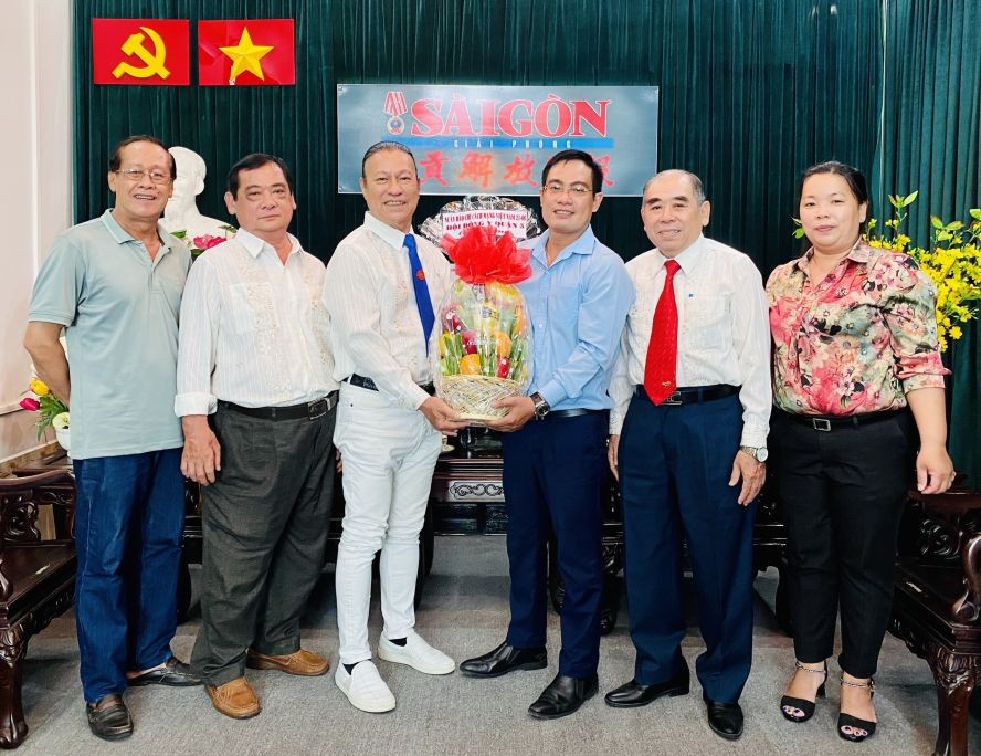 本报编委文忠孝（右三）接受第五郡东医会赠送礼物祝贺。