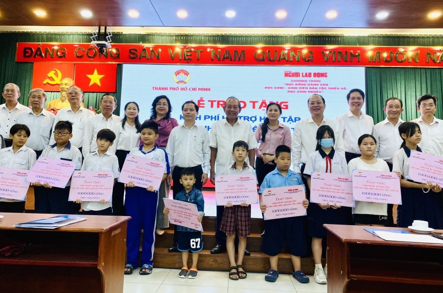 各位领导与代表向华人子弟颁发助学金。