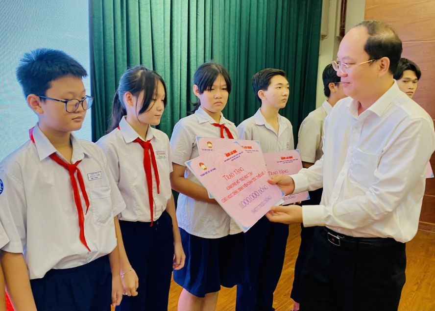 市委副书记阮胡海向华人子弟颁发助学金。