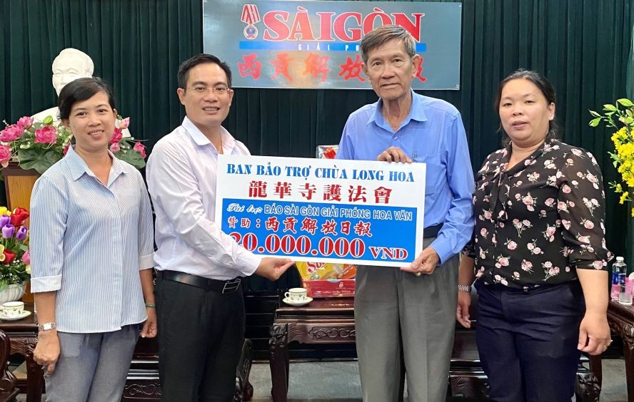 龙华寺护法会副会长陈健安转交2000万元予本报编委文忠孝。