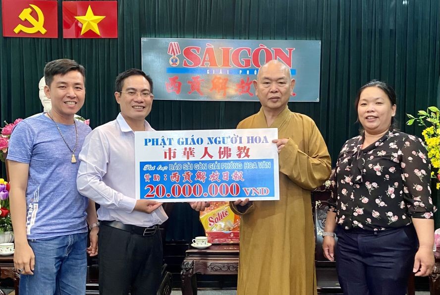 市华人佛教正代表释慧功转交2000万元予本报编委文忠孝。