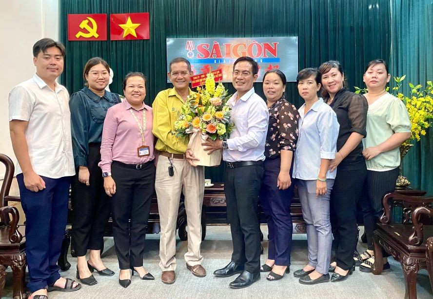 第十郡第二坊向本报赠送鲜花祝贺。