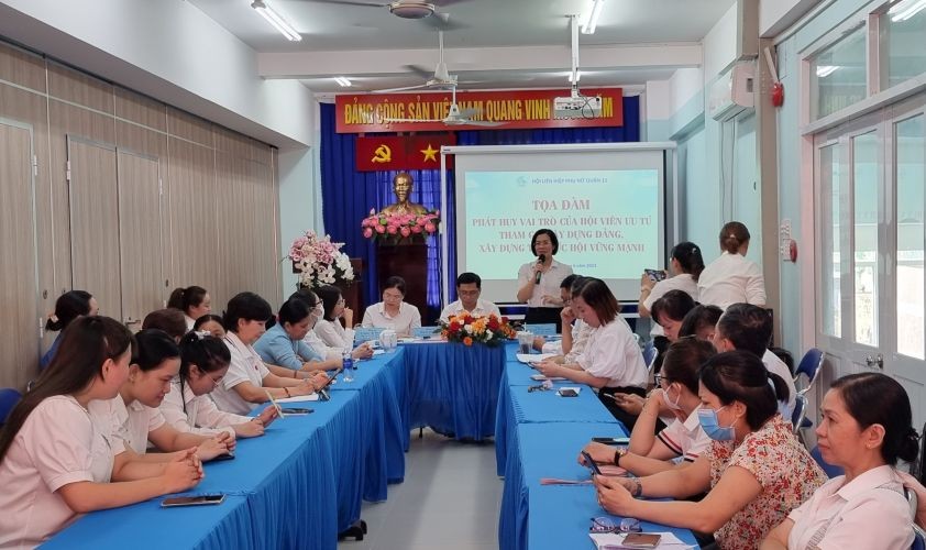 第十一郡妇联会主席段氏清水在座谈会上发表。